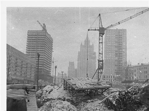 Ну вот, а бар все не достроен Ну вот, а бар все не достроен