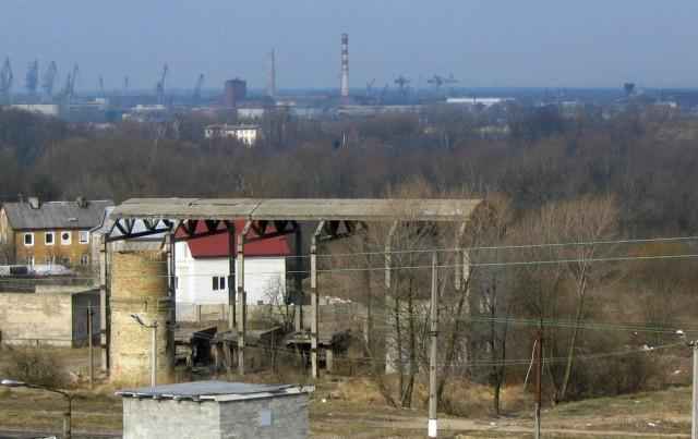 Недостроенная котельная, угольная база и дом.