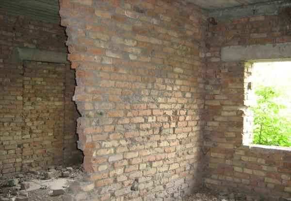 Недостроенная котельная, угольная база и дом.