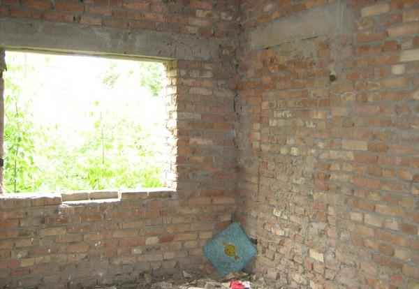 Недостроенная котельная, угольная база и дом.