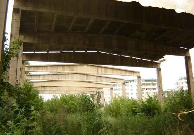 Недостроенная котельная, угольная база и дом.