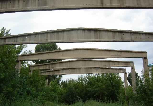 Недостроенная котельная, угольная база и дом.