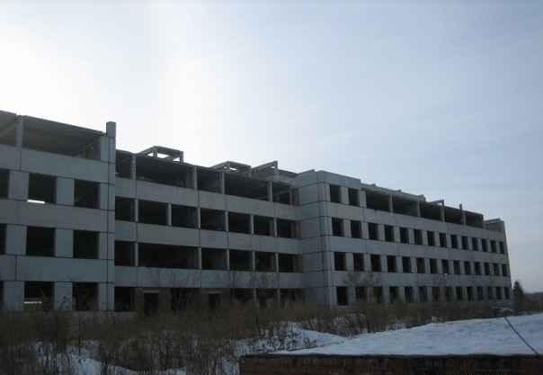 Недостроенная котельная, угольная база и дом.