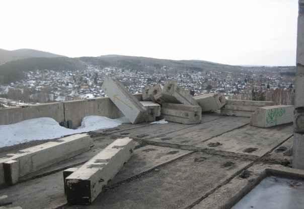 Недостроенная котельная, угольная база и дом.