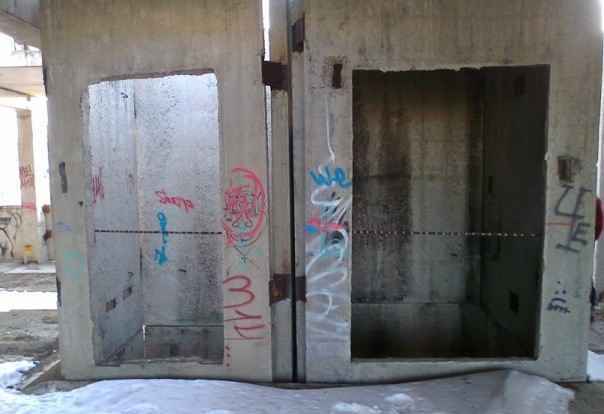 Недостроенная котельная, угольная база и дом.