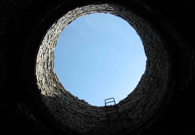 Недостроенная котельная, угольная база и дом.