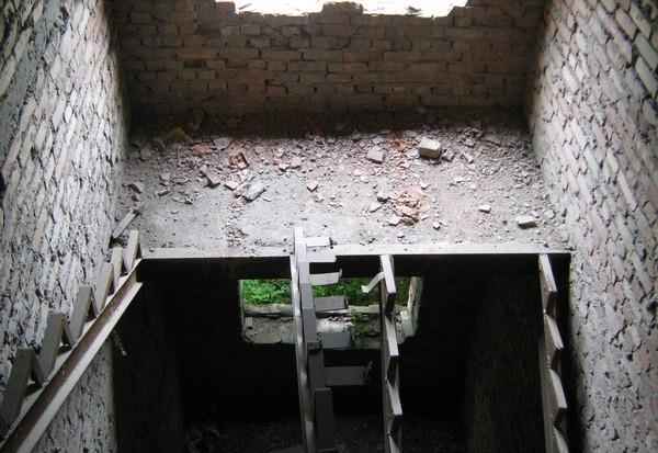 Недостроенная котельная, угольная база и дом.