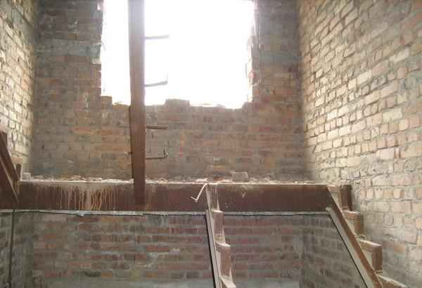 Недостроенная котельная, угольная база и дом.