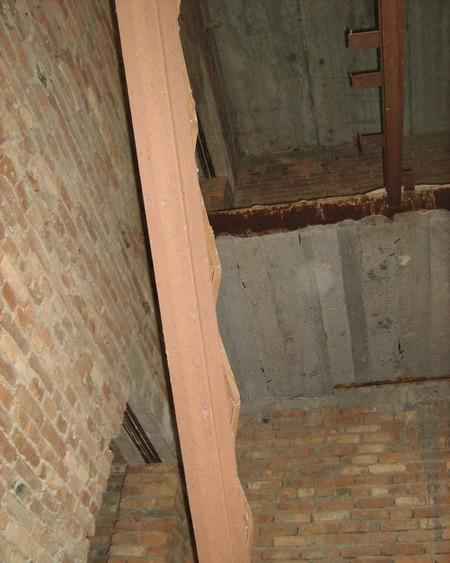 Недостроенная котельная, угольная база и дом.