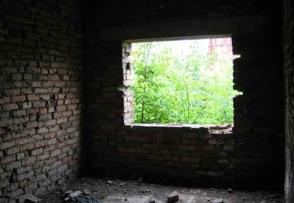 Недостроенная котельная, угольная база и дом.