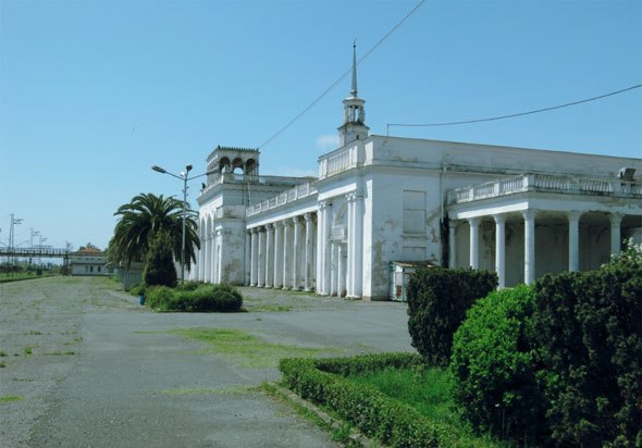 Заброшенный железнодорожный вокзал и депо в городе Сухуми, Абхазия.