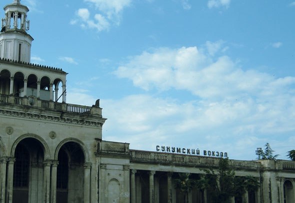 Заброшенный железнодорожный вокзал и депо в городе Сухуми, Абхазия.