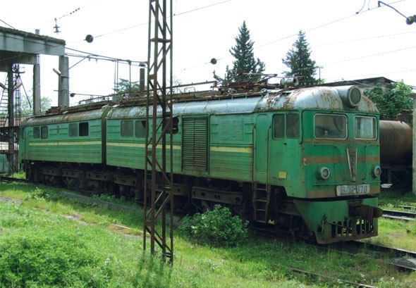 Заброшенный железнодорожный вокзал и депо в городе Сухуми, Абхазия.