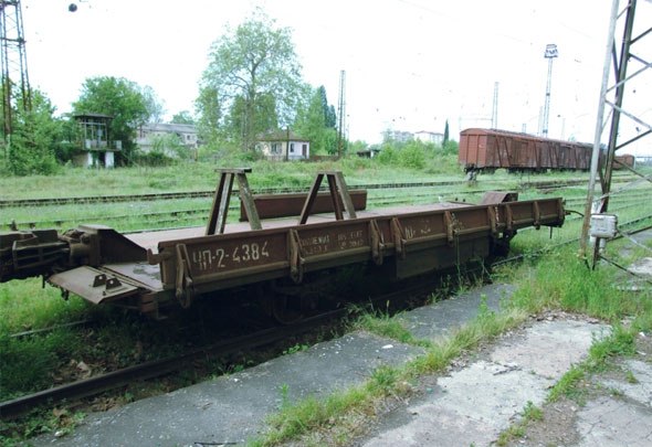 Заброшенный железнодорожный вокзал и депо в городе Сухуми, Абхазия.