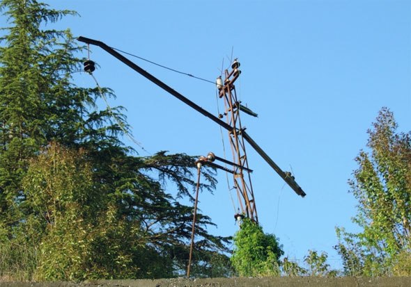 Заброшенный железнодорожный вокзал и депо в городе Сухуми, Абхазия.