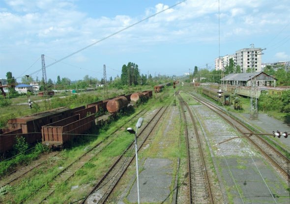 Заброшенный железнодорожный вокзал и депо в городе Сухуми, Абхазия.