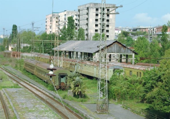 Заброшенный железнодорожный вокзал и депо в городе Сухуми, Абхазия.