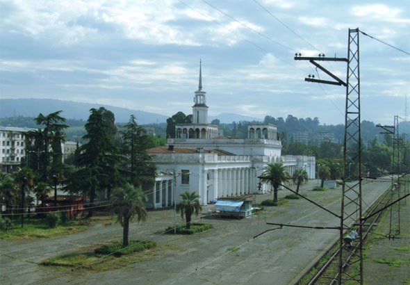 Заброшенный железнодорожный вокзал и депо в городе Сухуми, Абхазия.