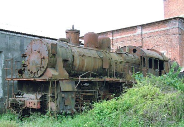 Заброшенный железнодорожный вокзал и депо в городе Сухуми, Абхазия.