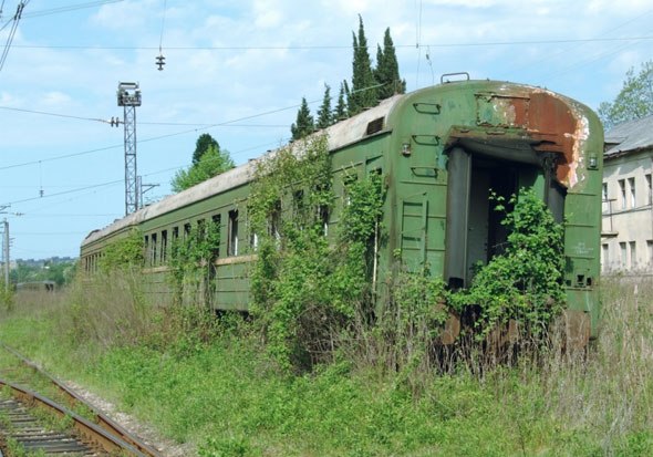 Заброшенный железнодорожный вокзал и депо в городе Сухуми, Абхазия.