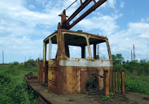 Заброшенный железнодорожный вокзал и депо в городе Сухуми, Абхазия.