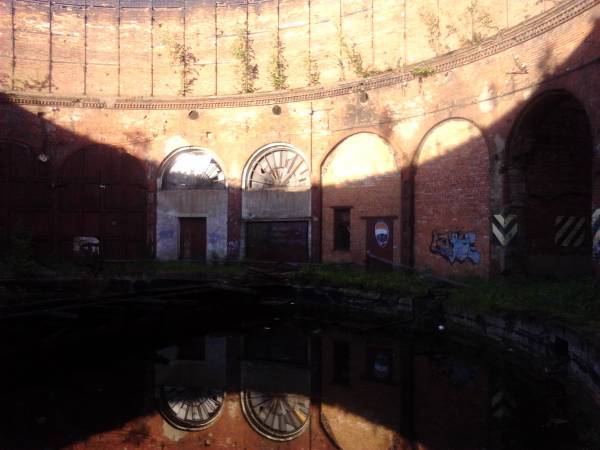 Заброшенный поворотный круг и депо