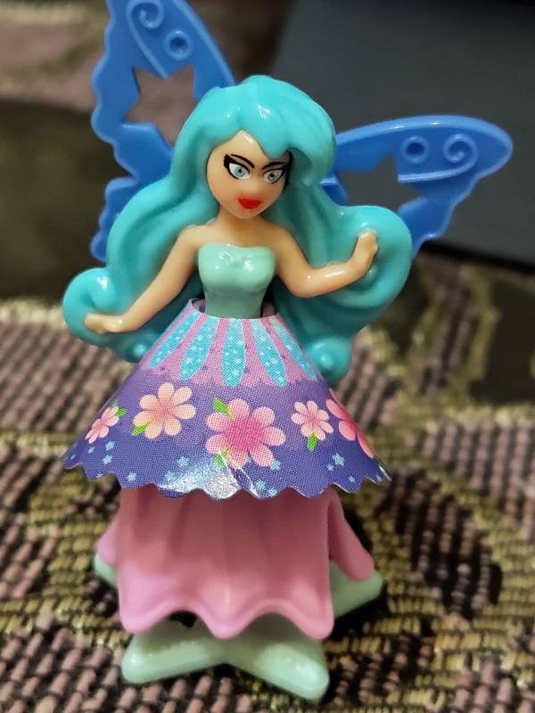 Сидела в сторонке и мирно Сидела в сторонке и мирно