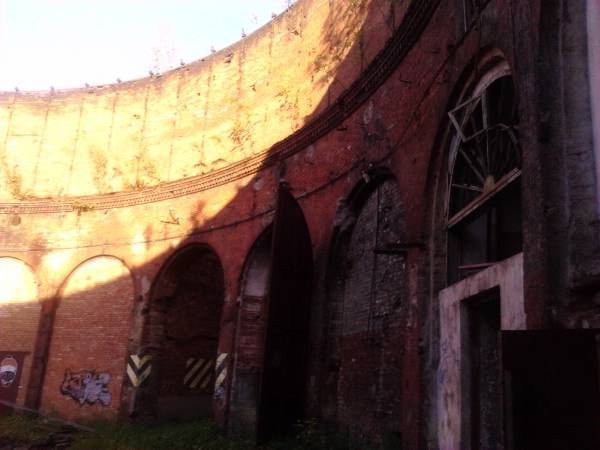 Заброшенный поворотный круг и депо