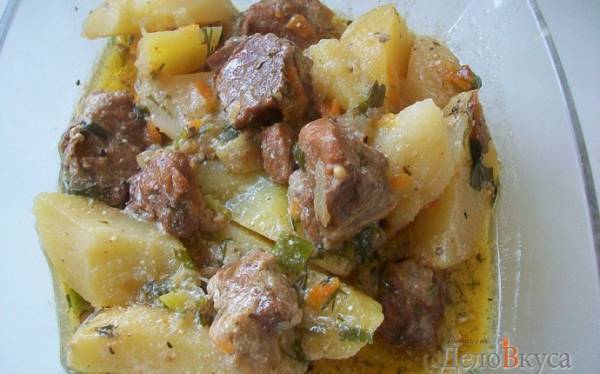 Бармен налил пива и поставил