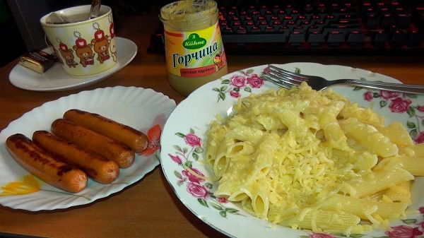 - Здорово, Китель! Дела